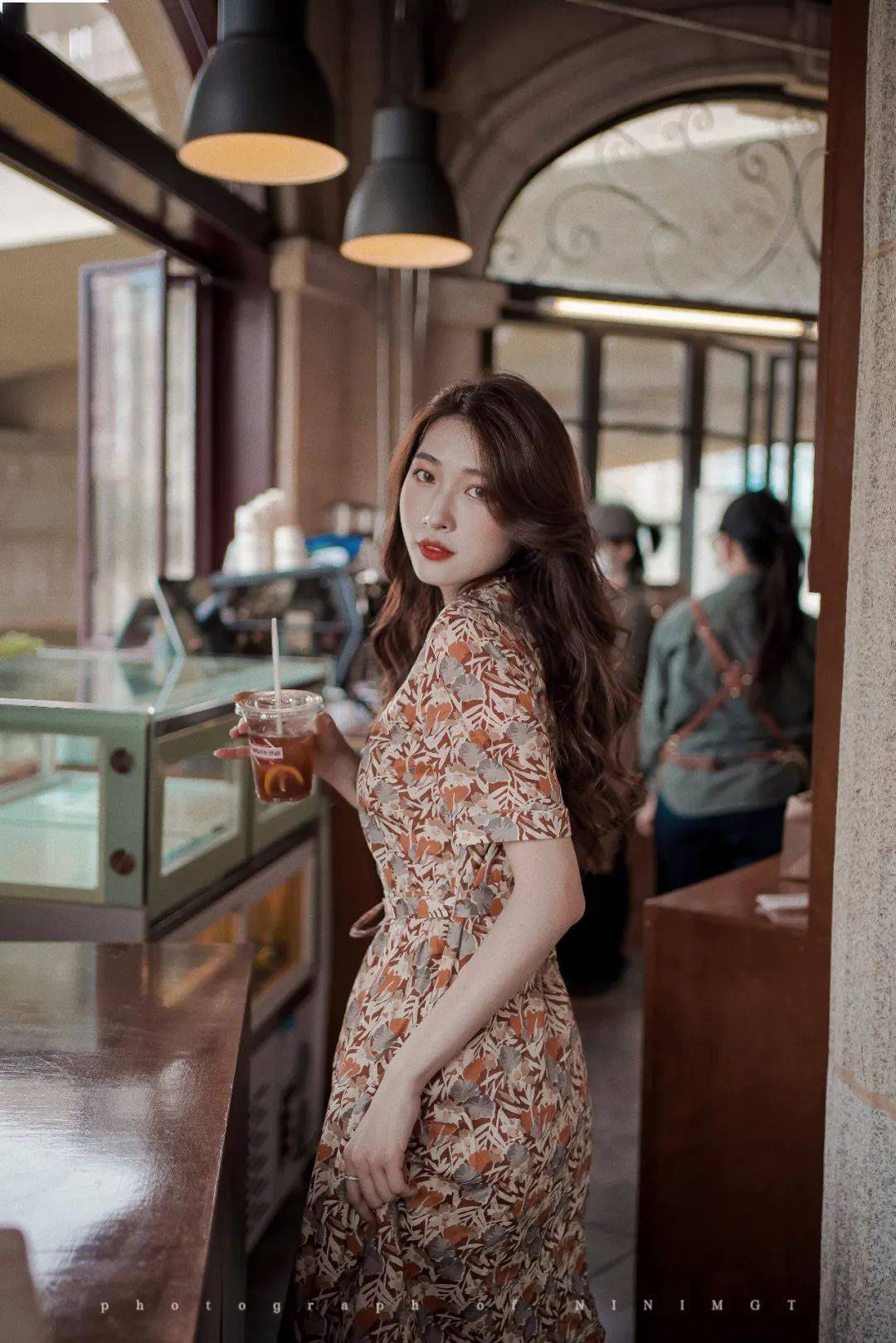 恰逢夏意浓陷落花儿红绿翠葱茏,露蕊丛中奔向如画缎般的山野万里携起