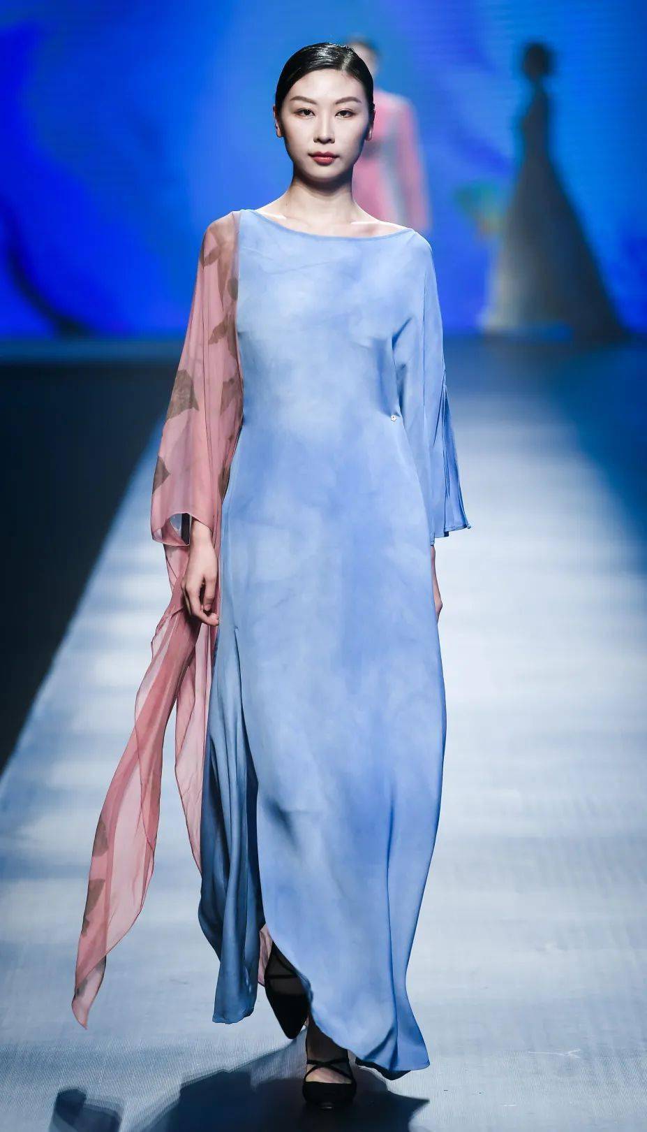 兰悦东方禧媚莲依植物染丨香云纱的新中式时尚大秀