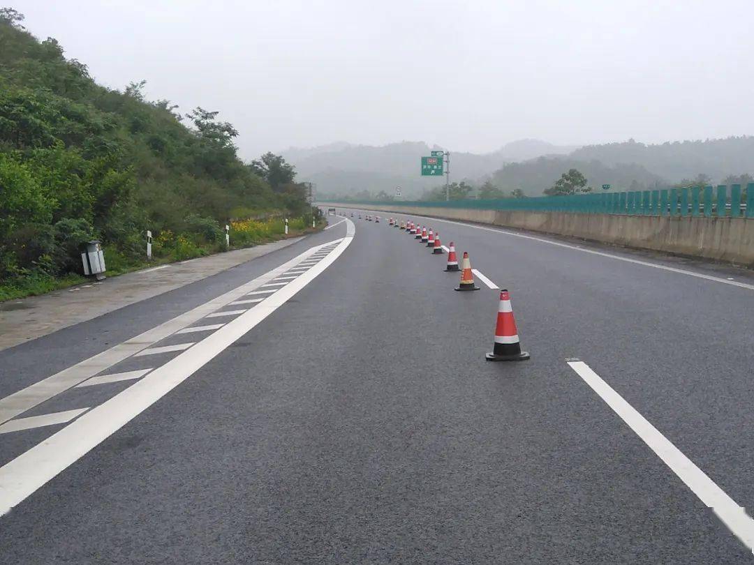 华常高速边坡垮塌高速养护人两小时抢险保畅通