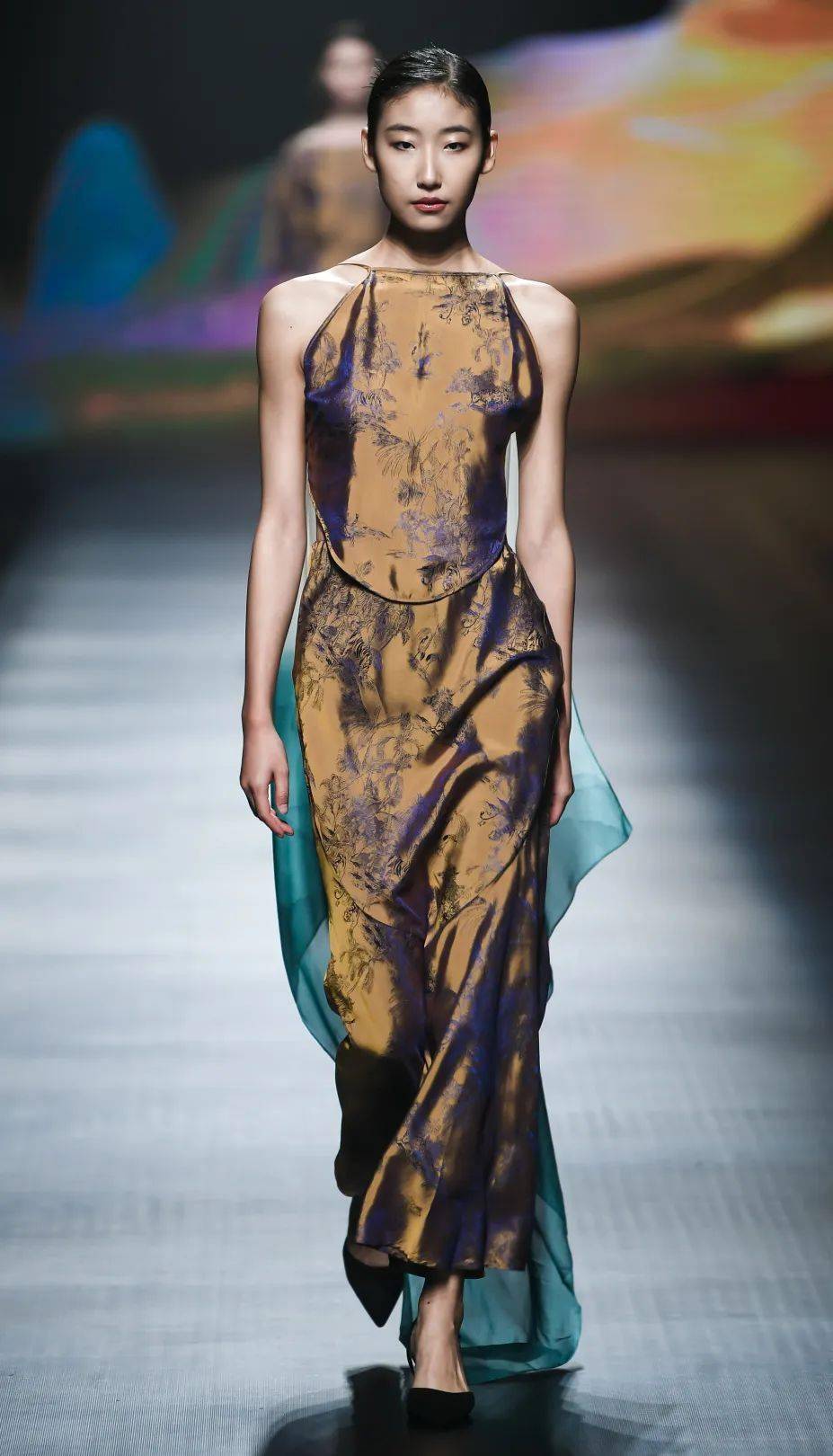 兰悦东方禧媚莲依植物染丨香云纱的新中式时尚大秀