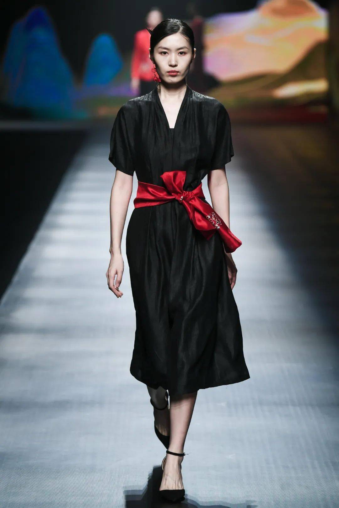 兰悦东方禧媚莲依植物染丨香云纱的新中式时尚大秀