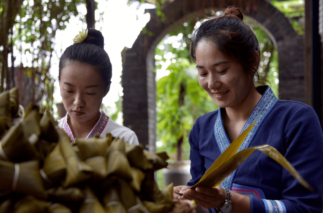 端午节临近,景谷特色傣族灰水粽子早已"抢鲜"上市,香飘傣家和超市