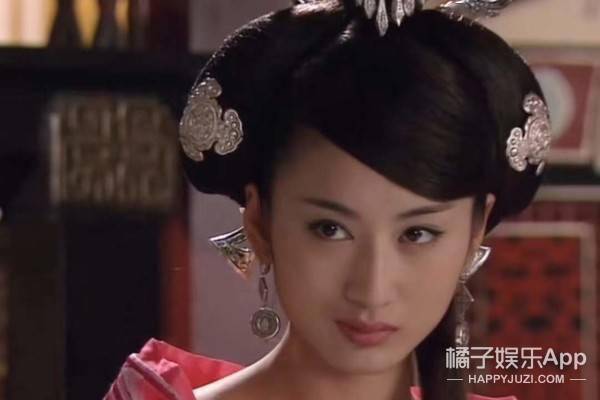 可能郭珍霓身上的媚气正是源于她自然又恰到好处的小表情吧