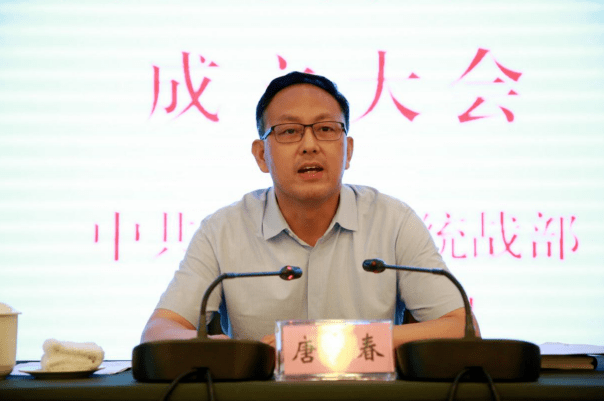 唐方春代表蓬安县委,县人大,县政府,县政协向大会的胜利召开及新当选