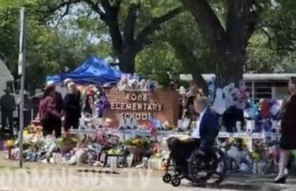 “你真可耻”！反控枪的得州州长到罗布小学参加纪念活动，遭民众嘘声