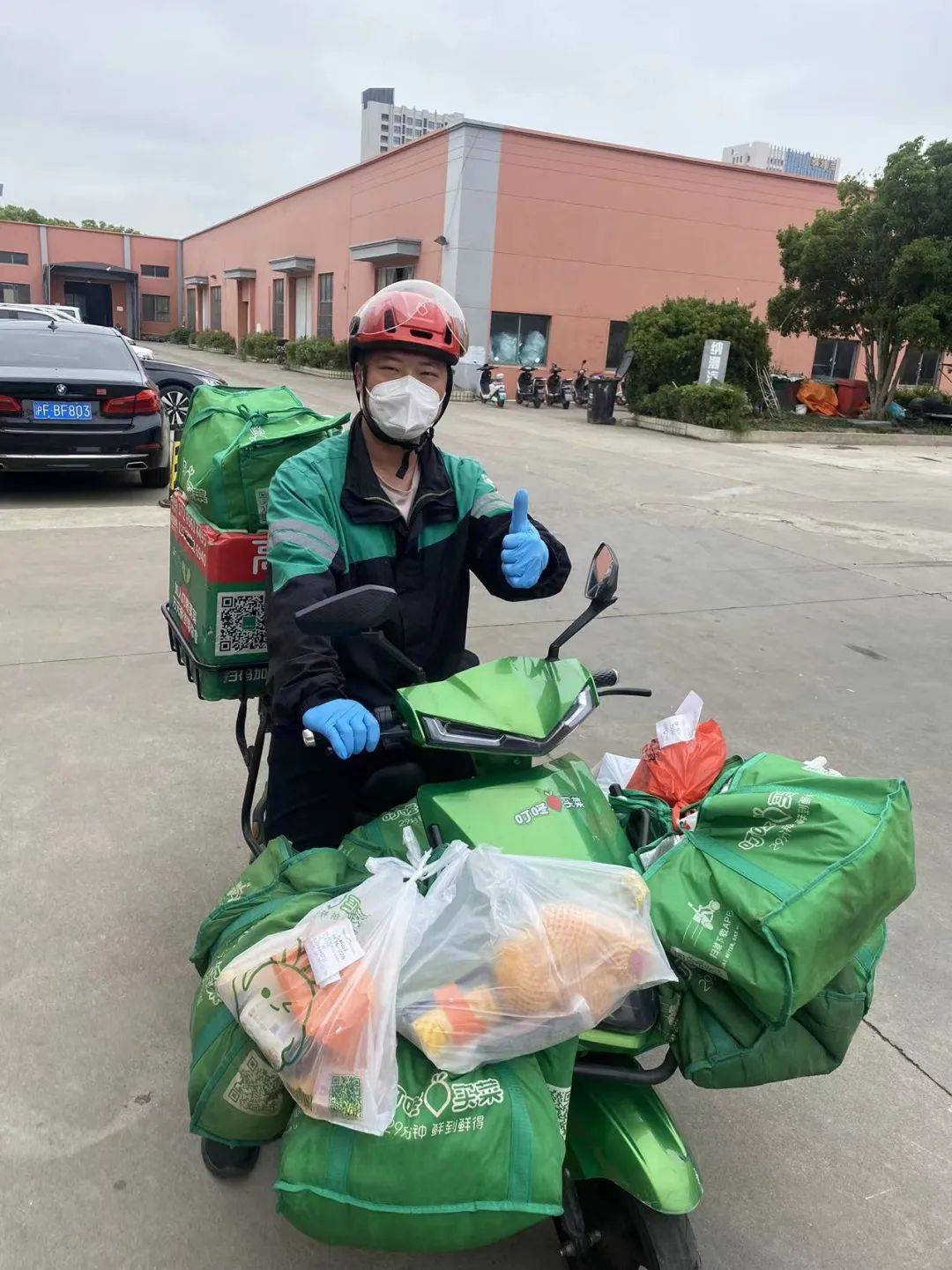 叮咚买菜小哥脱下戎装又战疫情