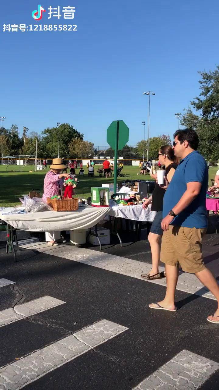 来看看美国社区内周末porchyardsale是什么样子的吧