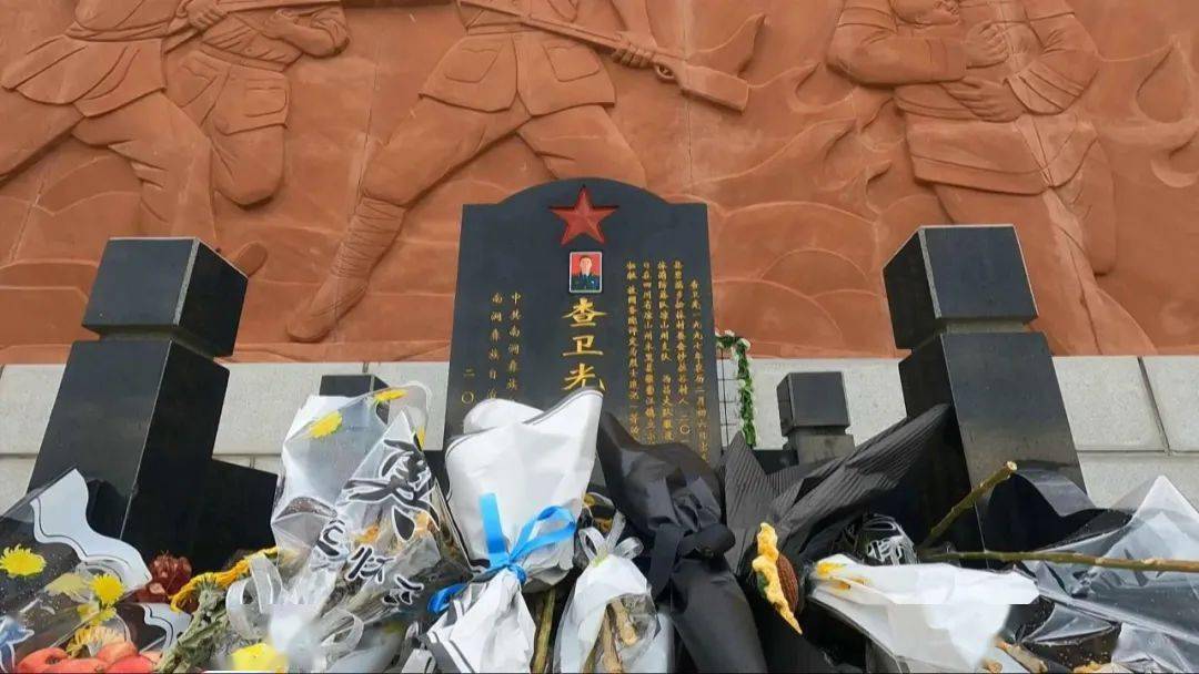 我身边的榜样查卫光勇降火魔为人杰甘献青春垂英名