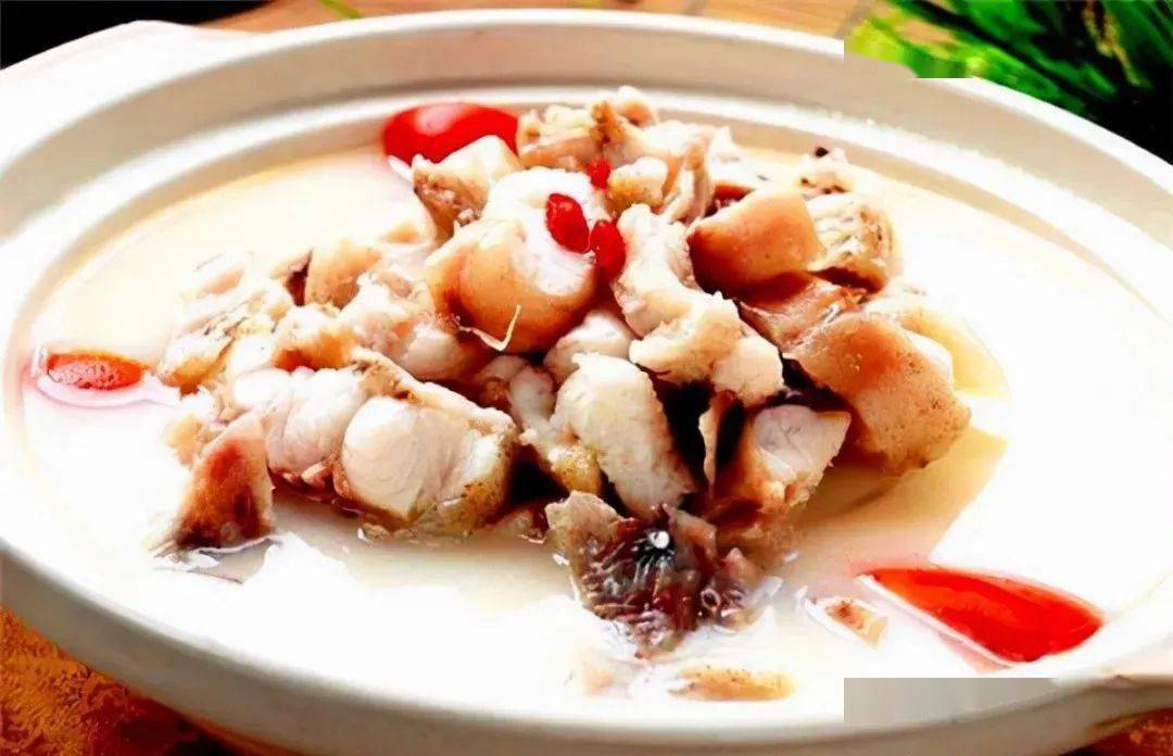 白刹肥鱼是宜昌一道传统特色名菜,白刹肥鱼又名白刹鮰鱼,由于白刹肥鱼