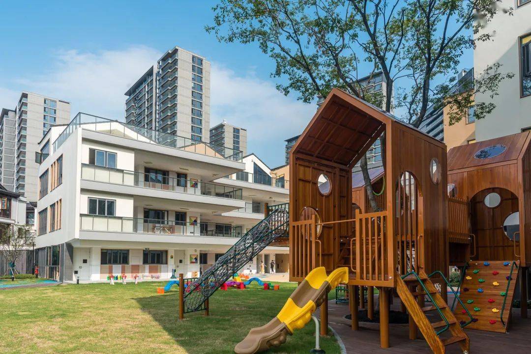 登云幼儿园三在幼儿园里,孩子们将与不同年龄的伙伴交往相处,相互关心