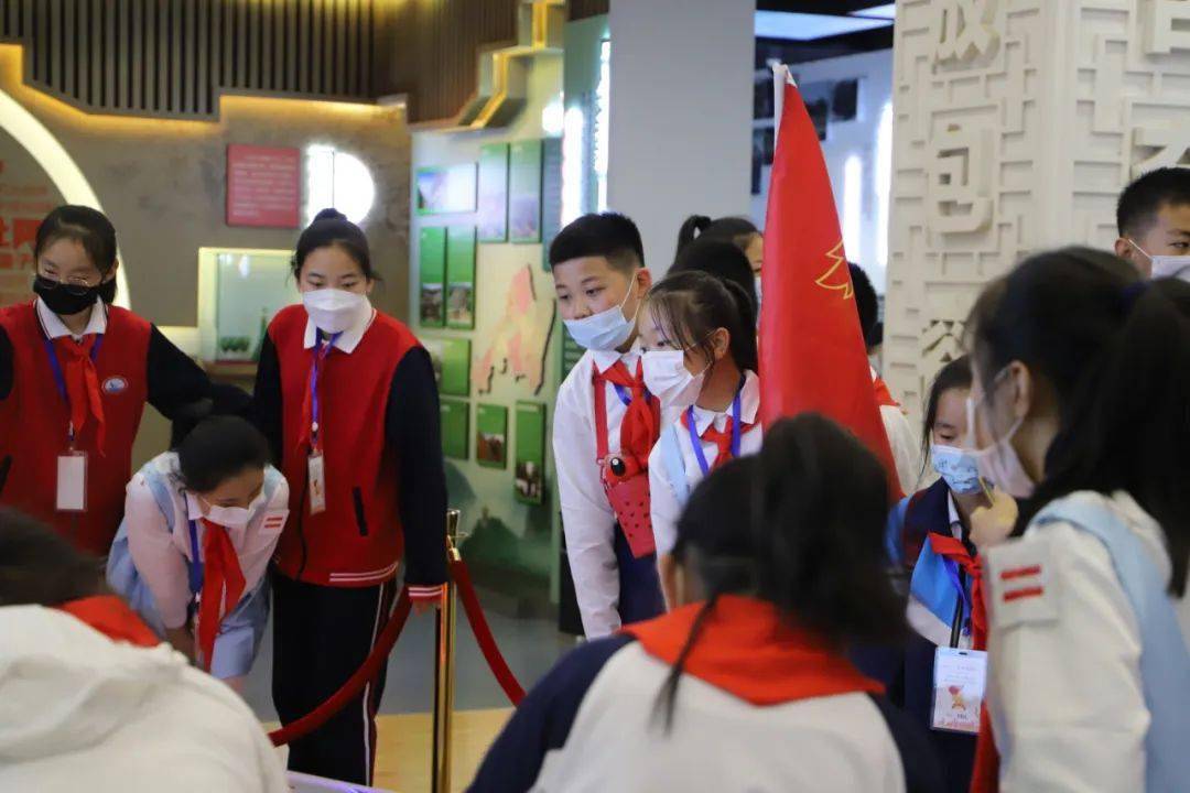 感悟党的初心使命,接受成就教育;通过参观晋中市图书馆,晋中市科技馆