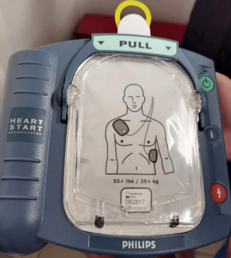 中当心源性猝死发生时,需对患者进行及时的抢救,包括除颤与心脏复苏