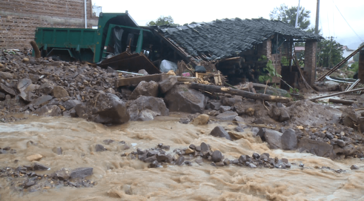 广西昭平凌晨发生泥石流老人被困家中群众合力砸墙营救