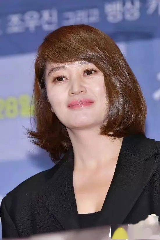 韩国盛典红毯一片黑只有这位大姐大敢穿彩色