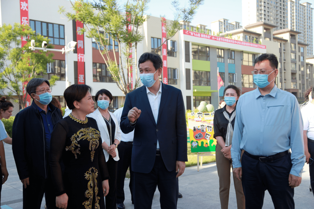 靳国卫来到新建的凌河区解放小学紫明校区,凌河区中心幼儿园碧桂园分