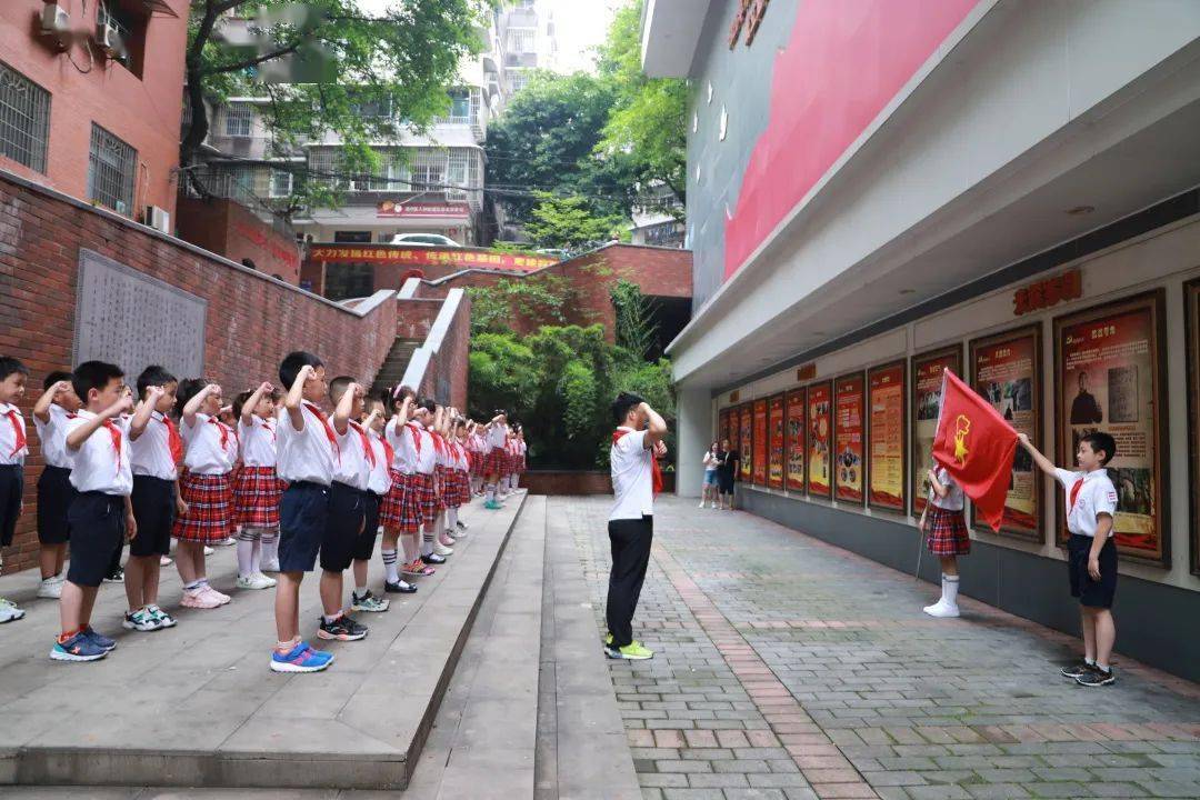 渝中区德精小学扣好人生第一粒扣子一句句铿锵有力的誓言,响彻全场;一