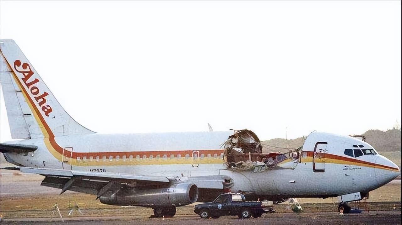 波音737客机飞行遇险顶棚破裂变敞篷飞机奇迹迫降仅一人丧生