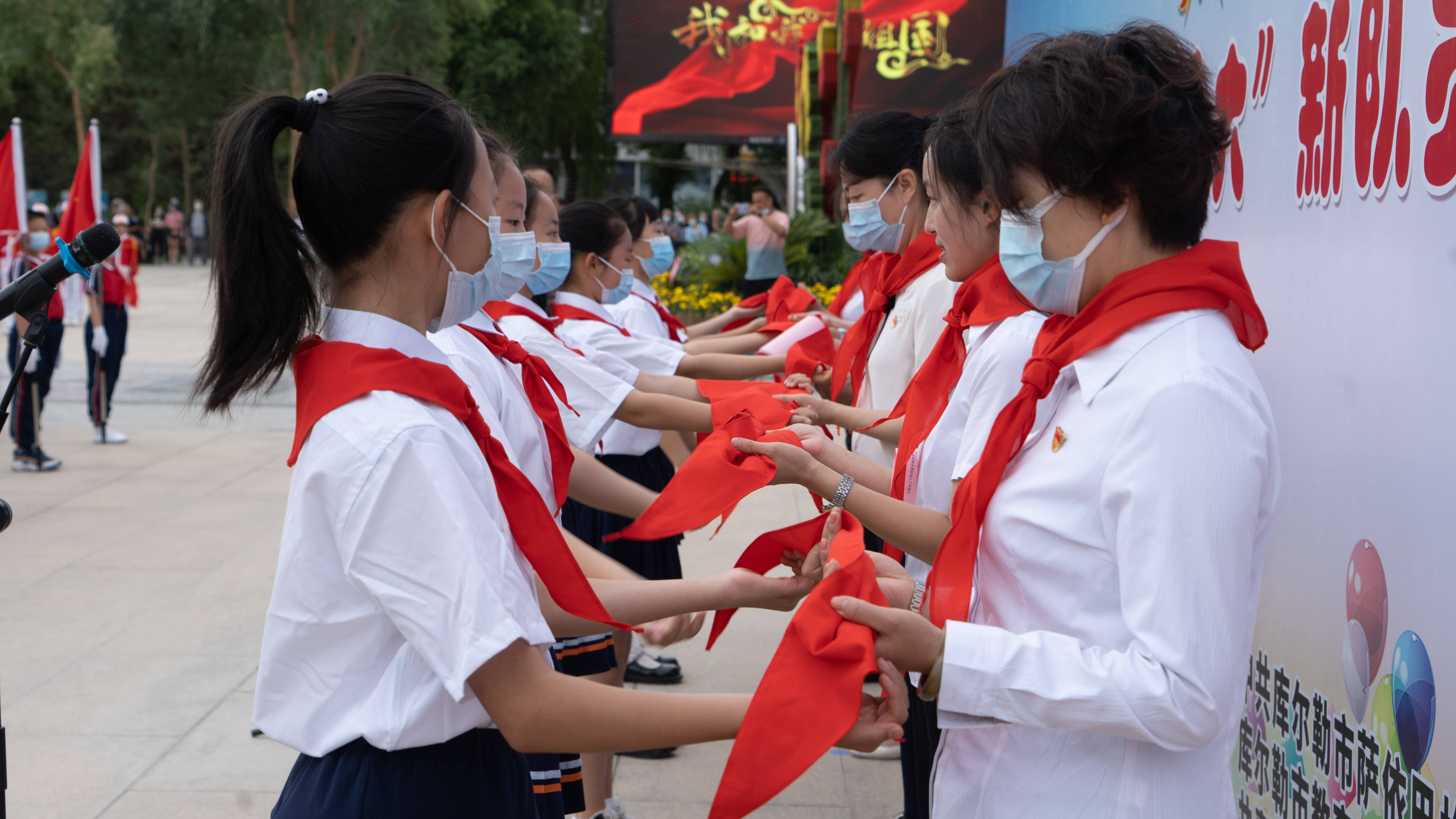 自治州举行少先队新队员集体入队仪式_少先队员_红领巾_奖章