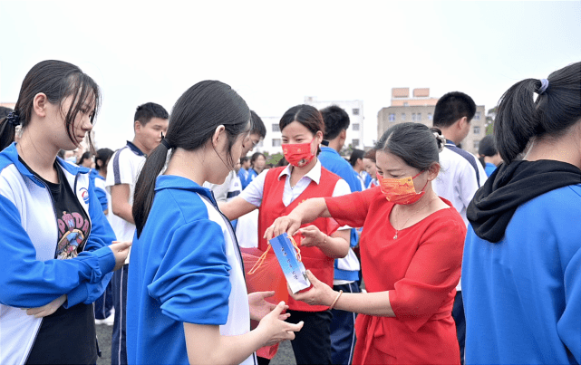 上午8时许,身着红马甲的两岸妈祖义工和莆田妈祖中学家委会成员齐聚