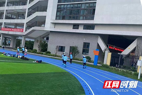 孩子们在长沙雨花区长塘里崇德小学操场进行轮滑训练.