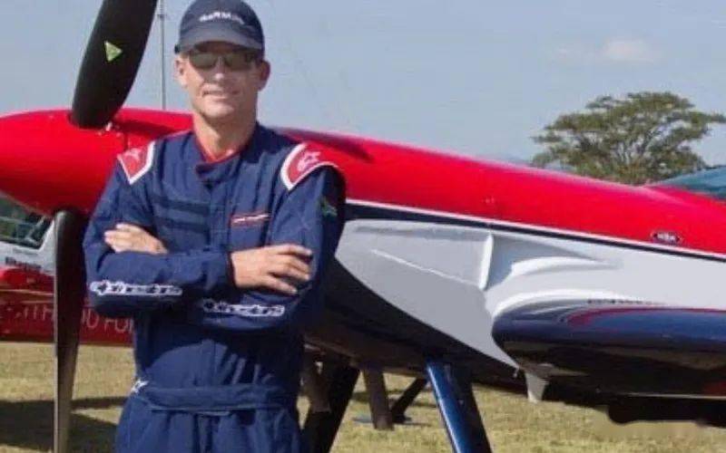 开普敦飞行员在津巴布韦特技表演时坠机身亡 曾任香港国泰航空公司机长