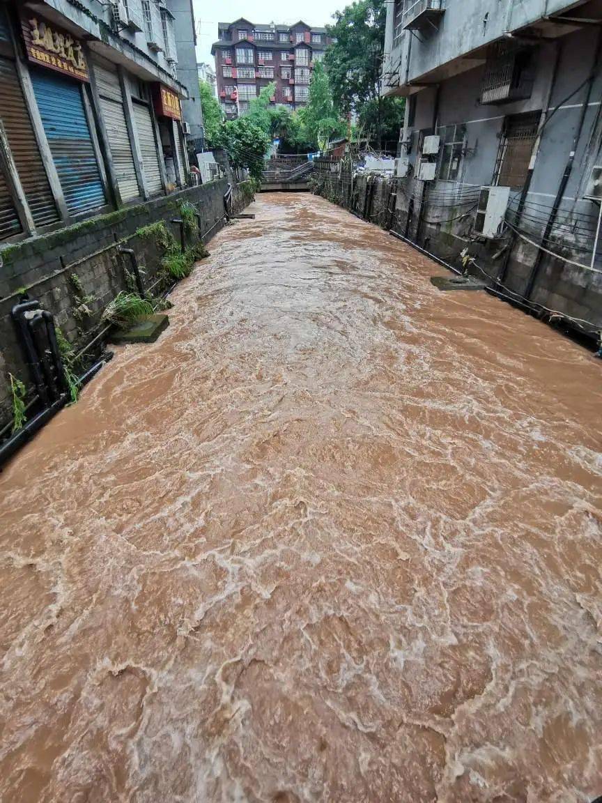 凤凰古城遭受暴雨洪水侵袭暴雨给群众带来了不小的损失