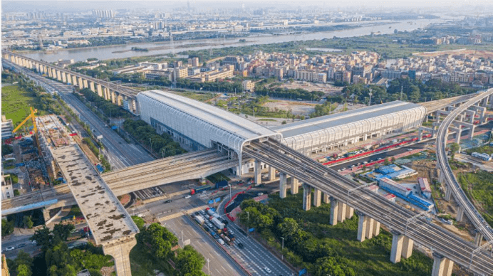 基地周边设有华南地区轨道交通枢纽——东莞西站,是佛莞惠,穗深城际