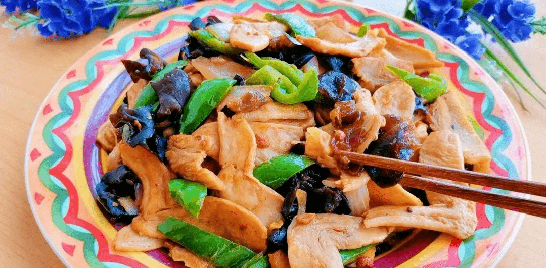 素鸡翅营养丰富,含有大量蛋白质,脂肪,碳水化合物,还