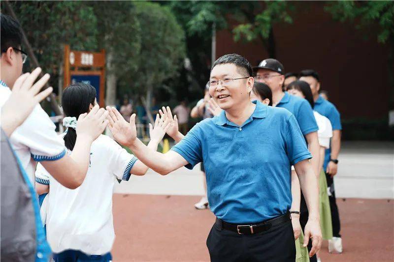 启航新征程一起向未来成都七中万达学校举行2022届三年600公里最后一