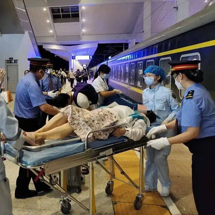 T8869次列车在地震后为她“逆行”_西昌_孕妇_旅客