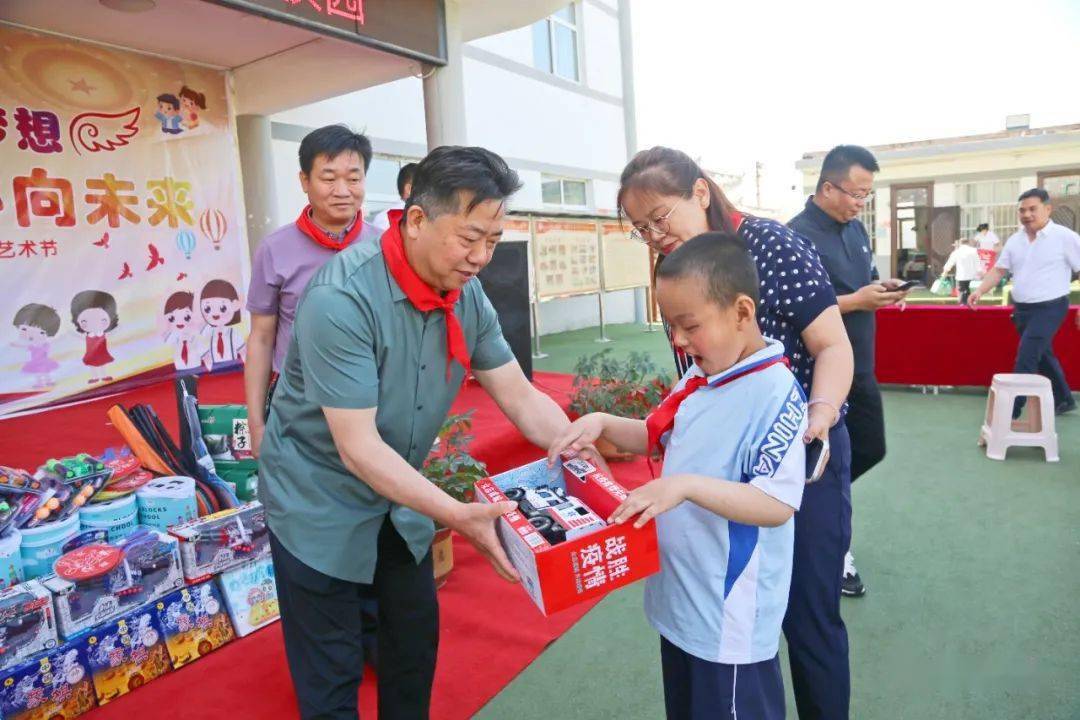 县人大常委会副主任张志鹏到府谷镇参加代表活动并慰问特殊教育学校