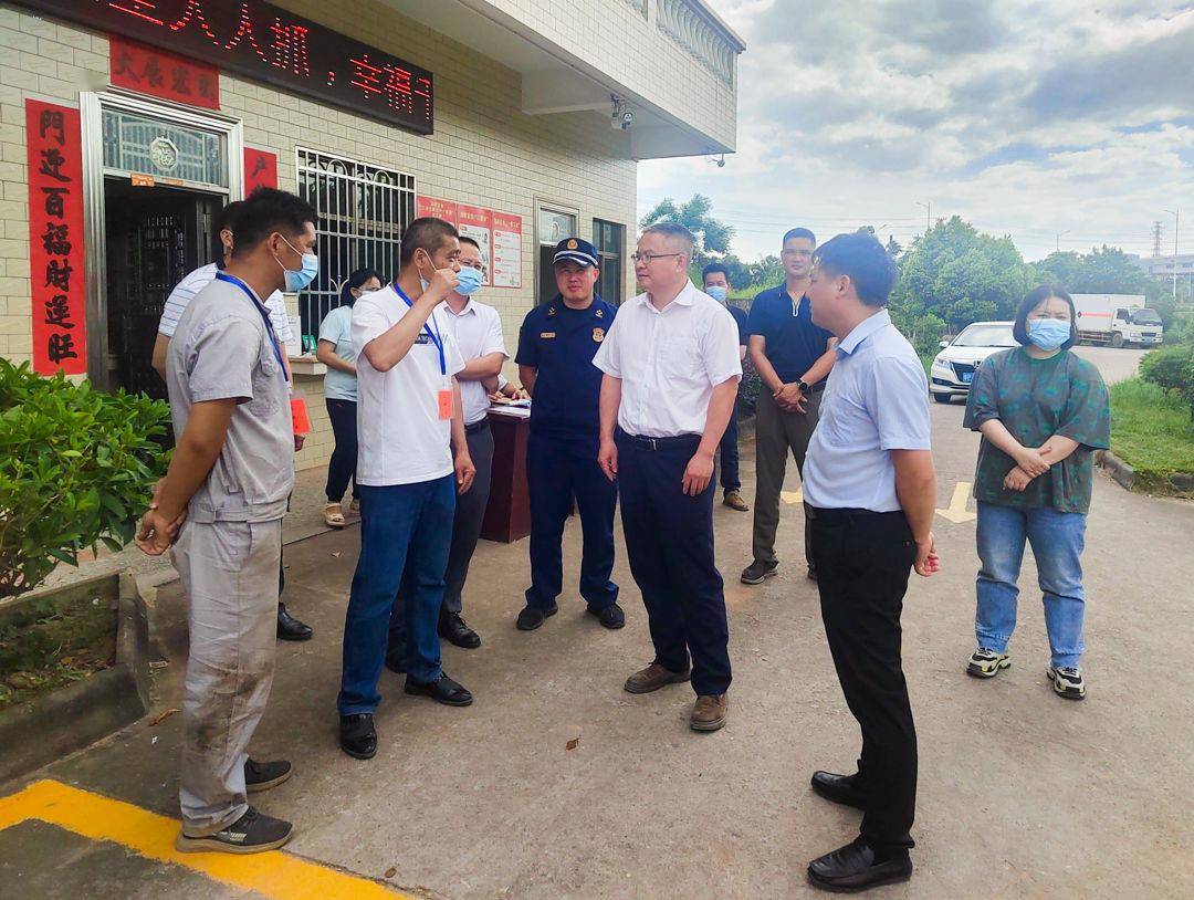 县领导检查端午节前安全生产,疫情防控和防汛等工作