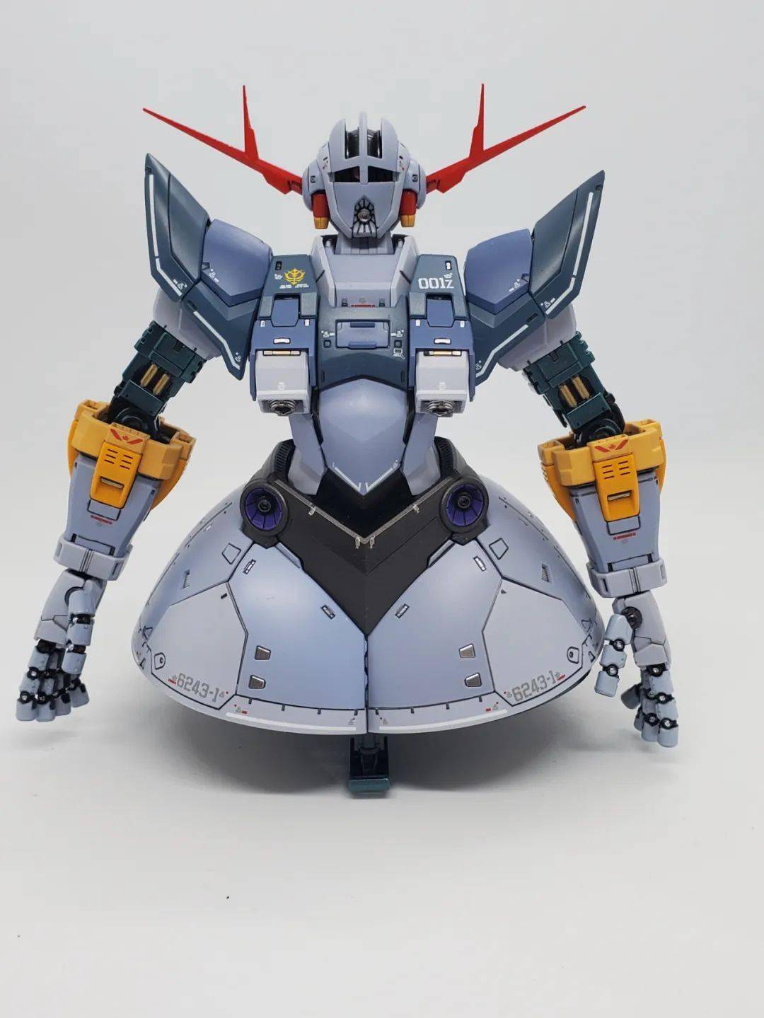 做这个吉翁号全涂装最难的就是手部喷涂,因为骨架和外面灰色装甲是