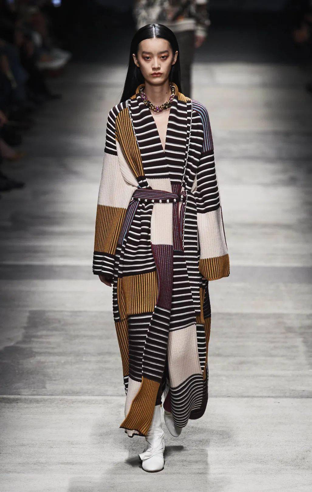 不规则设计丨运用色彩,结构,线条等元素呈现视觉分割,实现美观与实用