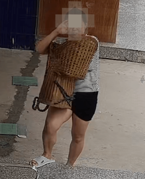 背篓竟会吃小孩民警拆竹条3分钟救娃