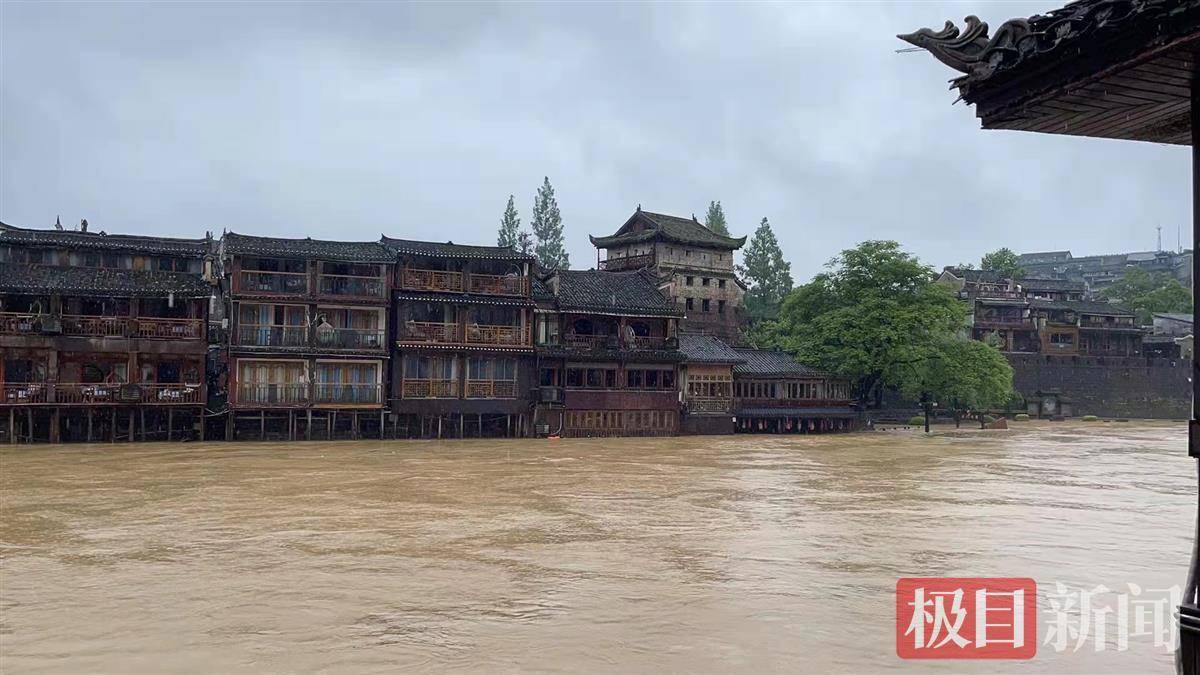 湖南暴雨后沱江水位上涨1.5米，凤凰古城沿江居民已撤离