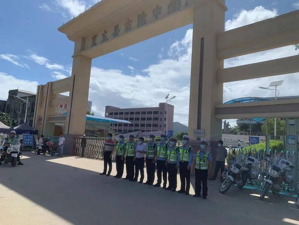 到辖区吉隆中学路段进行校园及周边交通安全进行整治,将乱停乱放的