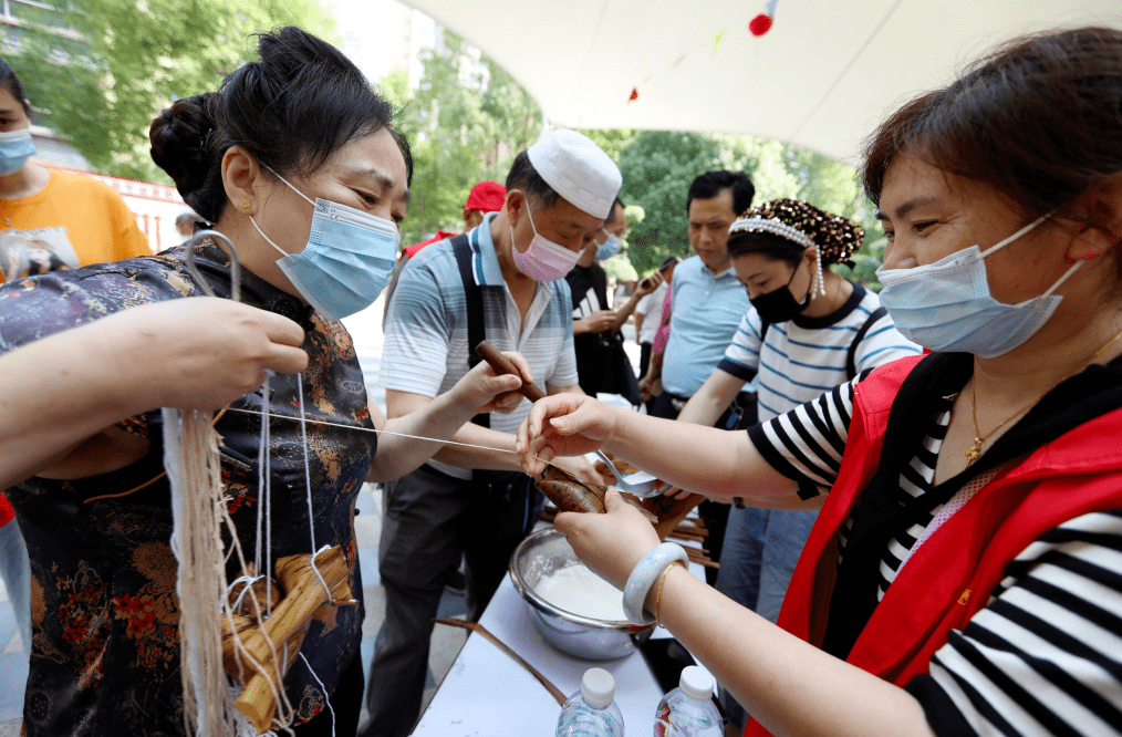 市委統戰部下沉桃園社區開展粽葉飄香迎端午幸福和諧鄰里情包粽子比賽