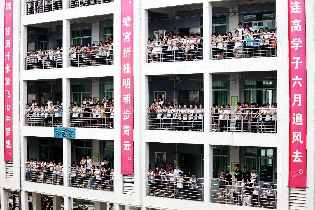 视频丨超燃直击连南高中千人喊楼现场