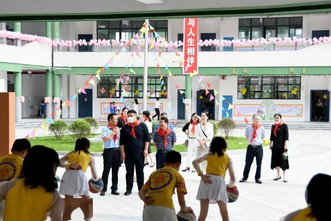 江西一小学生发现两亿年前植物化石六一袁州区的这些孩子是如此幸福