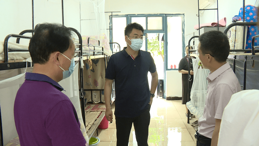 78韩旭一行先后来到监利一中,实验高中,翔宇中学等高考考点,查看