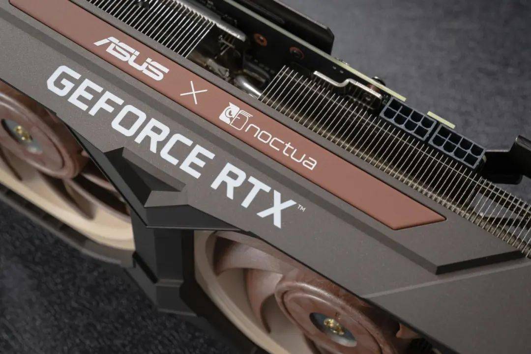 之前的華碩rtx3070 noctua edition已經給了我們足夠的視覺震撼,除了