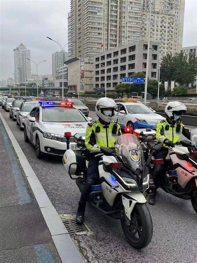武汉3000民警巡逻守护商圈场站安全_曲先生_妻子_警务