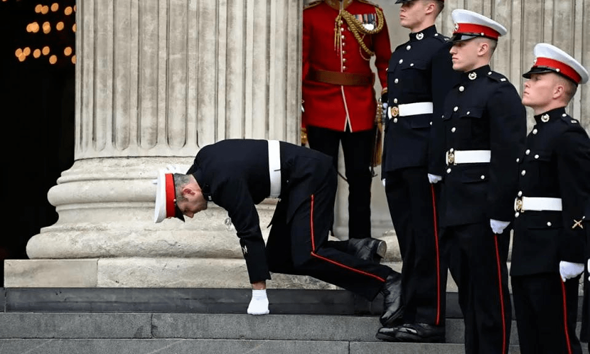 英国女王登基70周年庆典活动上，5名皇家仪仗兵因20℃高温晕倒…