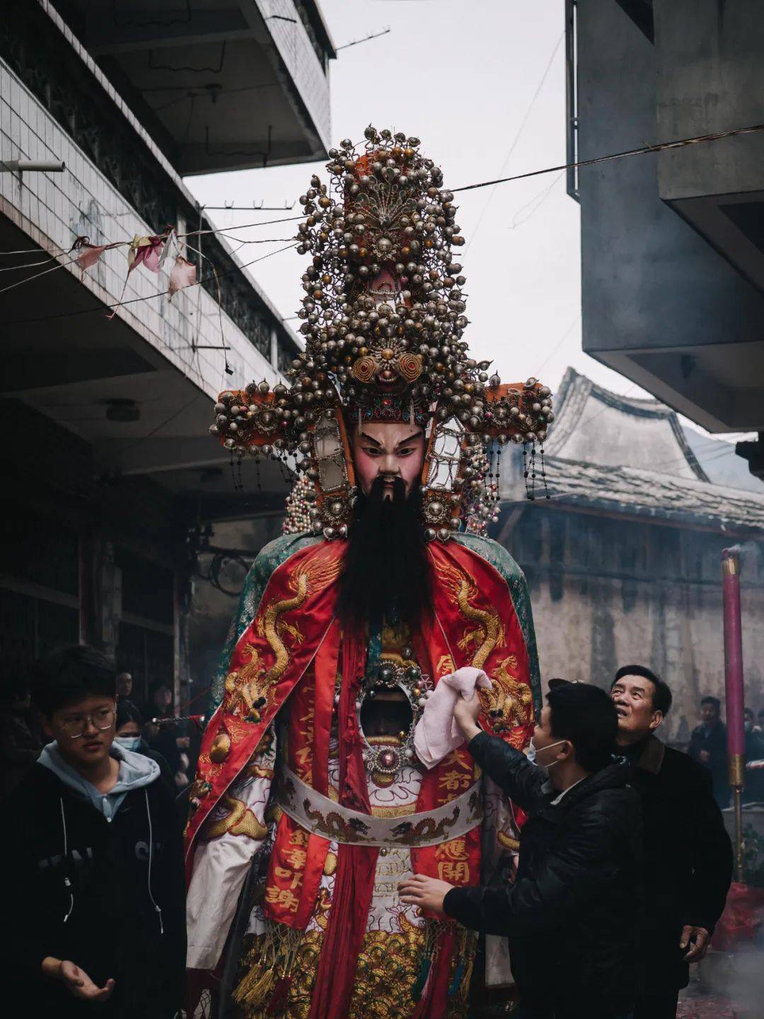 陈鸿炜:在闹市,和神明打交道 | 平话专访_游神_神像_照片