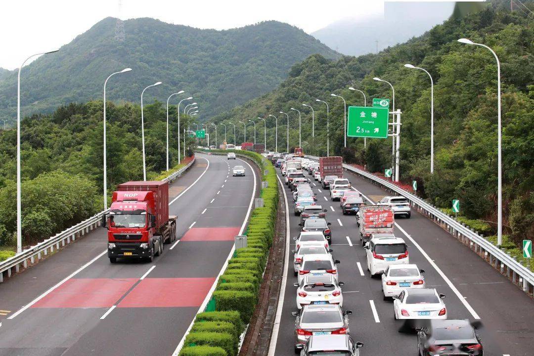 6月3日,甬舟高速(g9211)舟山跨海大橋舟山方向的橋面上車輛緩行.