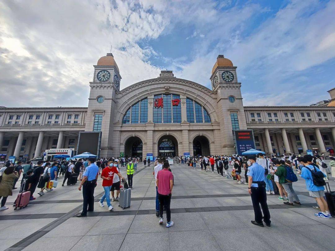 圖為旅客在漢口站站前廣場排隊進站(宋萍 攝)圖為武漢站