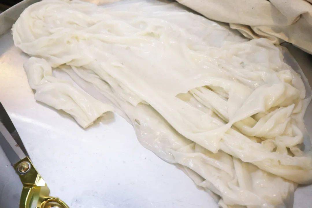 凉剪粉的原材料是精选的优质大米,浸泡后后不加任何添加剂,用水淘洗