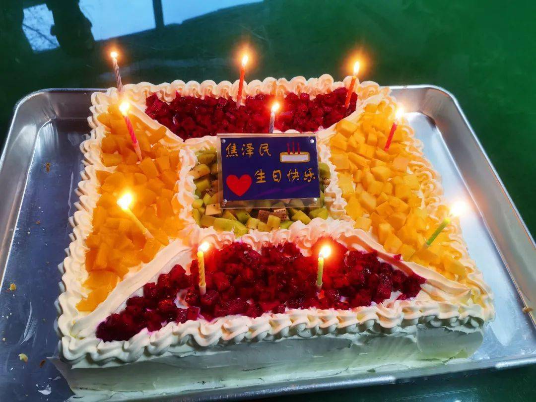 蛋糕大家一起吹蜡烛往往会拥有一场巨大的"生日派对"官兵在军营过生日