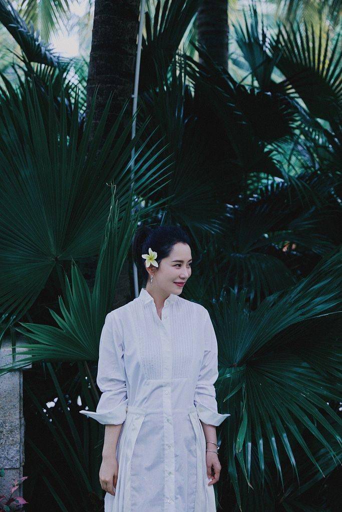 海清侧脸迷人.叼着花朵的海清.海清气质迷人.返回搜狐,查看更多